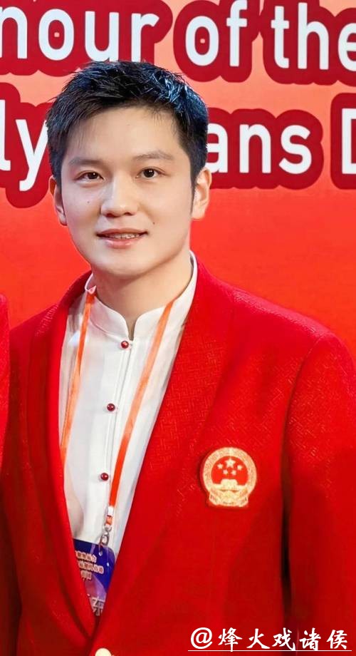 樊振东受安踏邀请亲临米兰观看冬奥开幕式，凌晨熬夜见证苏翊鸣夺铜的全过程，彰显他不仅热爱多项目体育，还是真正的体育迷