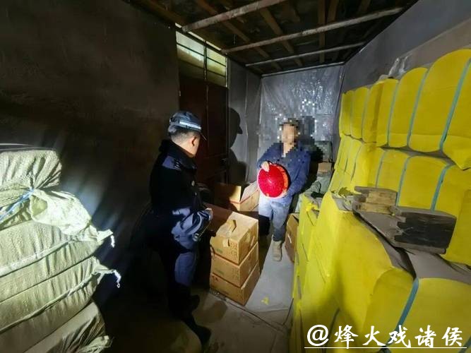 深夜跨省运输,藏于车库、小木屋,金山警方查处10起涉烟花爆竹类违法犯罪案 深夜跨省运输,藏于车库、小木屋,金山警方查处10起涉烟花爆竹类违法犯罪案