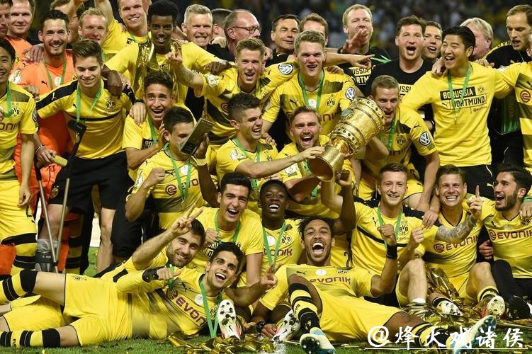 多特蒙德俱乐部员工去超市“打零工” 多特蒙德俱乐部员工去超市“打零工”