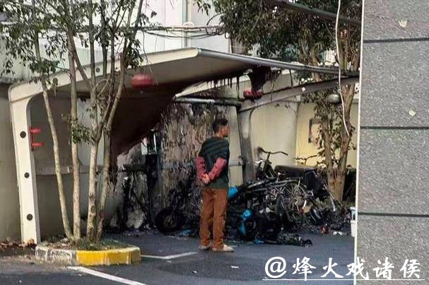 今天下午远洋新村小区非机动车停车区域起火 多辆非机动车烧毁无人员伤亡 今天下午远洋新村小区非机动车停车区域起火 多辆非机动车烧毁无人员伤亡